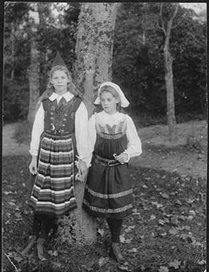 Louise and her younger sister Ebba